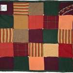 Coperta colorata realizzata con vecchi oggetti lavorati a maglia