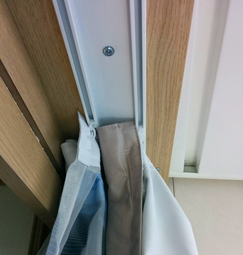 Fissaggio della cornice in alluminio del soffitto