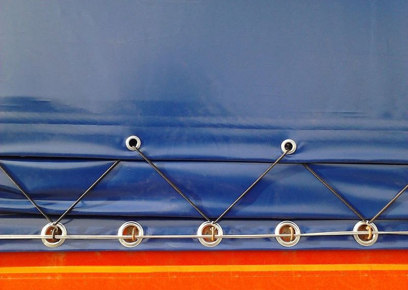 Fissaggio della tenda con cordino tramite occhielli