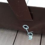 Uno dei modi per fissare le tende in PVC al pavimento della veranda