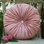 Federa rotonda rosa con bottone al centro