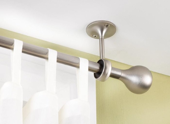 Cornice rotonda a fila singola sul soffitto del soggiorno
