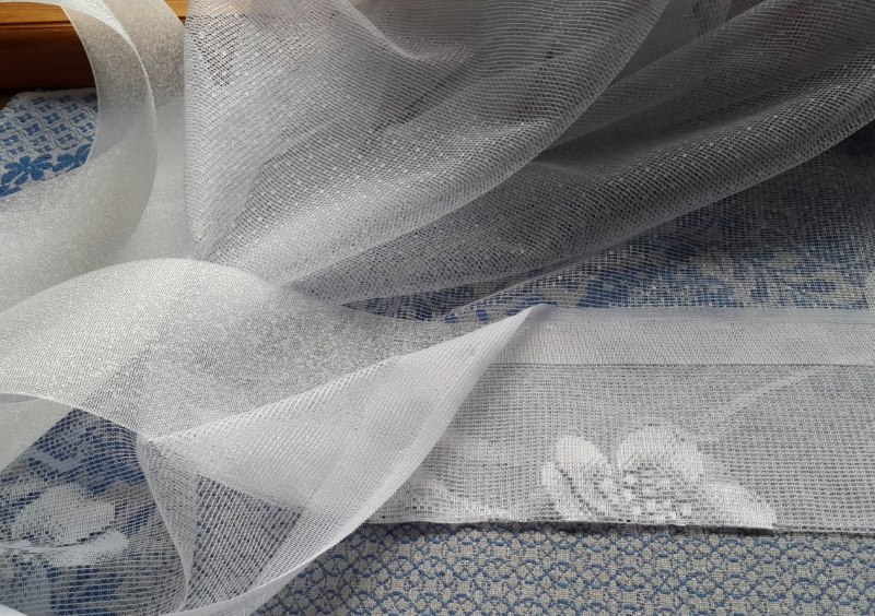 Installazione del nastro con occhielli su una tenda in tulle trasparente