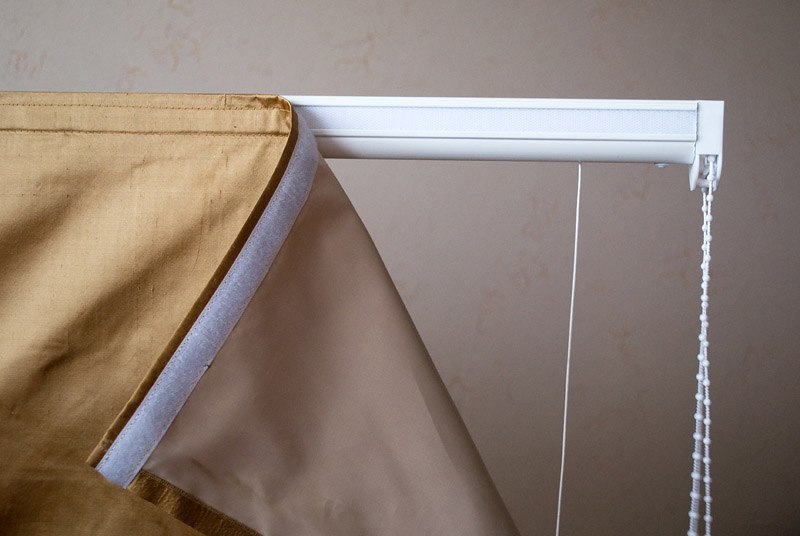 Fissaggio di una tenda romana con velcro