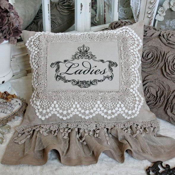 Cuscino in lino con pizzo