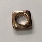 Occhiello quadrato con foro circolare interno