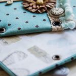 Decorare un quaderno con occhielli