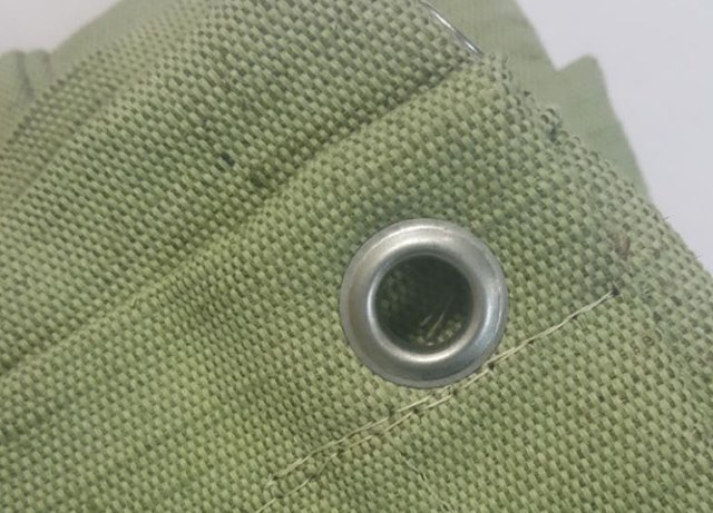 Tendalino in telone verde con occhiello rotondo