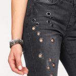 Jeans alla moda con occhielli in ottone