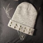 Cappello da donna con occhielli sul risvolto
