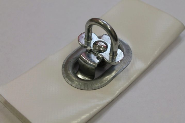 Occhiello ovale con staffa girevole