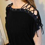 Un maglione con occhielli su una ragazza