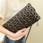 Decorare una borsa da donna con occhielli metallici