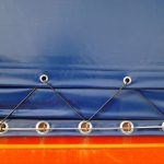 Fissaggio di una tenda da camion con occhielli