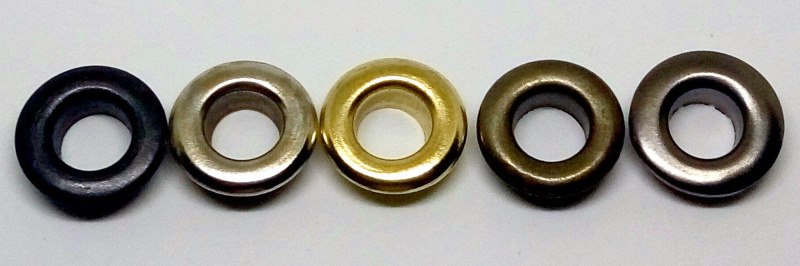 Una varietà di occhielli metallici in diverse tonalità