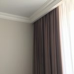 Battiscopa in poliuretano sul soffitto del soggiorno