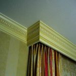 Decorare una cornice del soffitto con una baguette