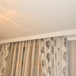 Battiscopa in schiuma bianca sul soffitto della stanza