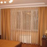Decorazione murale con tende lunghe fino al pavimento