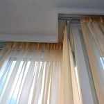 Tulle leggero su una cornice del soffitto