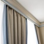 Tenda color crema sulla cornice del soffitto