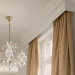 Lampadario in vetro su soffitto bianco