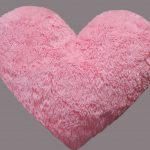 Cuscino a forma di cuore rosa in pelliccia