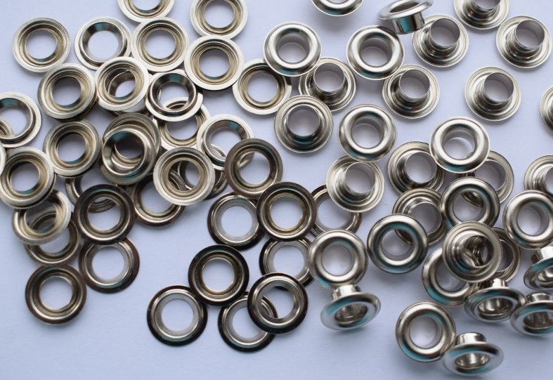 Occhielli per tende da sole rotondi nichelati