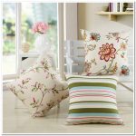 Cuscini decorativi carini con fiori e strisce