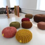 Tanti pouf rotondi per sedersi a terra