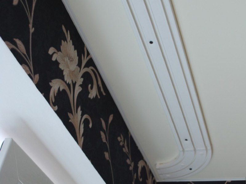 Installazione di una cornice in plastica con giro sul soffitto