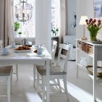 Cuscini morbidi beige per sala da pranzo bianca