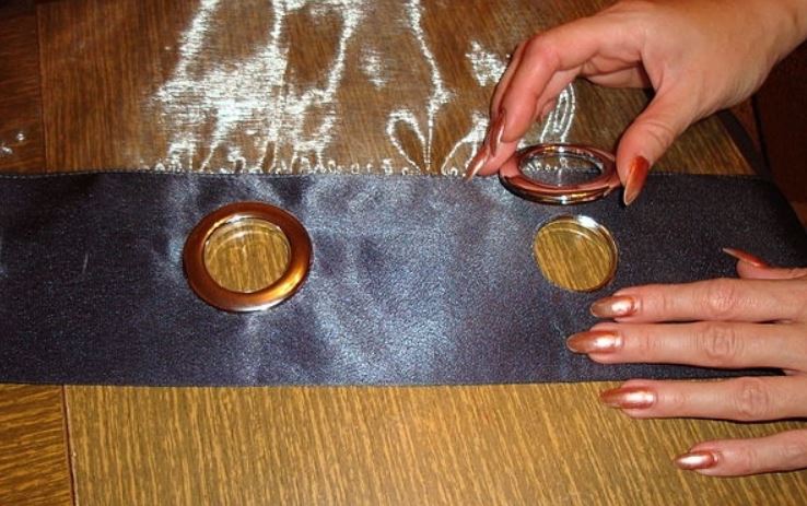 Applicazione dell'anello al blocco occhiello