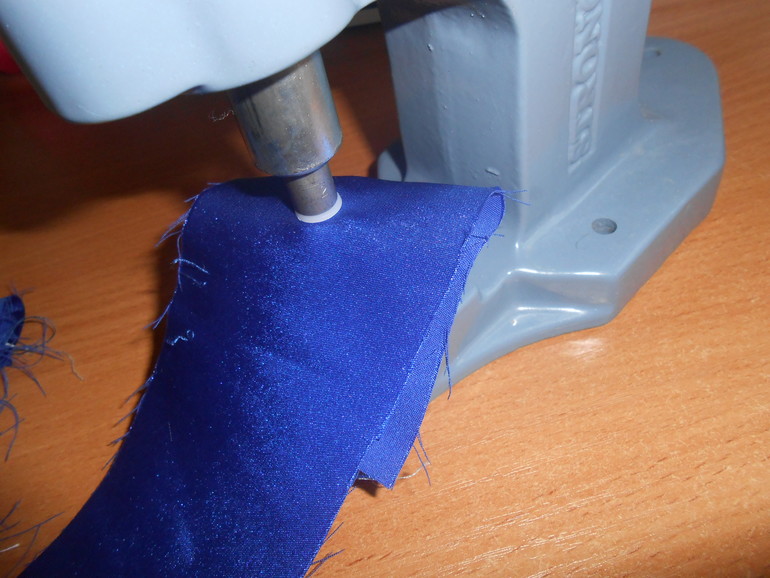 Occhielli svasati su tessuto utilizzando una pressa manuale