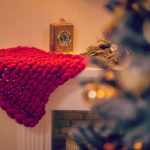 Piccola coperta rossa in maglia grossa