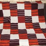 Piccola coperta realizzata con vecchi maglioni