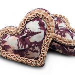 Cuscino insolito a forma di cuore bianco e lilla