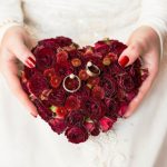 Cuscino insolito fatto di fiori freschi