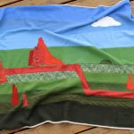 Una coperta insolita fatta di toppe a forma di motivo disposto