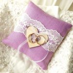 Cuscino nuziale delicato e bellissimo in colore lilla