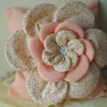 Delicato cuscino con una rosa nei colori pastello