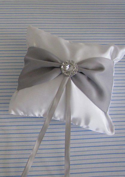 Decorare con una spilla scintillante