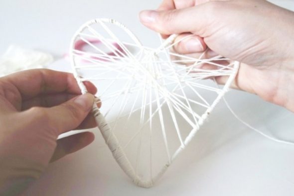 Avvolgere il contorno del cuore con il filo