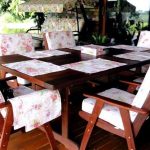 Decorare cuscini e tovaglioli per sedie con la stessa combinazione di colori