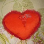 Cuscino arancione con frange e fiori