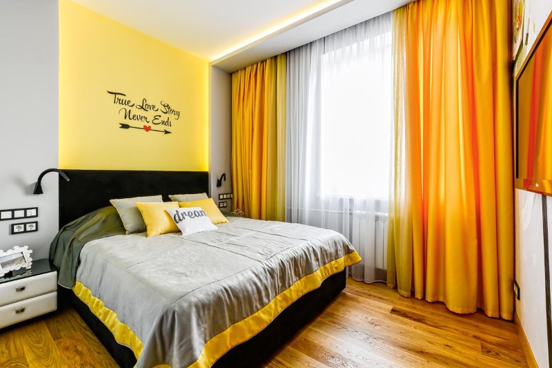 Tende arancioni su una cornice nascosta nella camera da letto