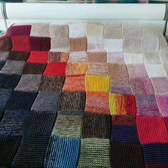 Coperta realizzata in filato merino multicolore