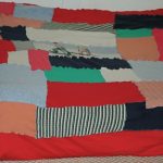 Coperta originale realizzata con oggetti raffiguranti sciatori