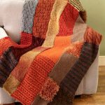 Coperta originale realizzata con strisce lavorate a maglia da vecchi maglioni