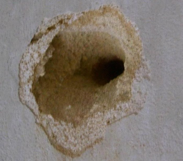 Foro per tassello in un muro allentato